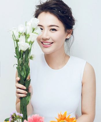 露额蓬松盘发发型 韩剧女主角露额头盘发发型