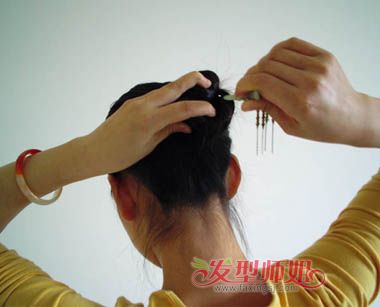 如何正确使用盘发工具盘髻 用木棍如何盘发髻