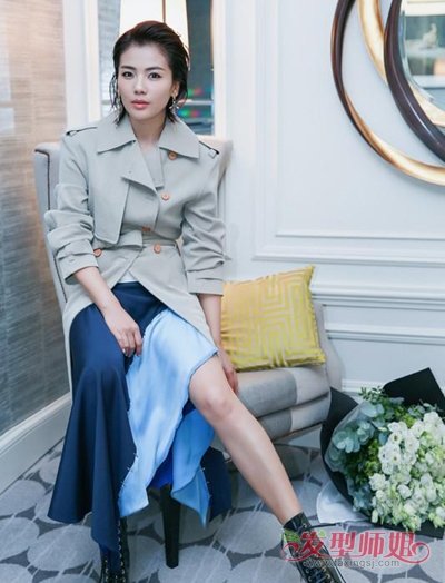 黄嘉千性感中空礼服亮相 女星背头发型谁更有气场