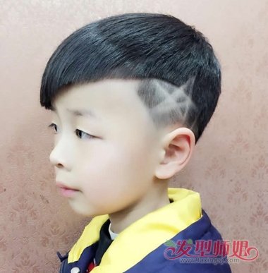 小孩子头发上的图形是怎么弄的 怎样才能设计孩子的发型