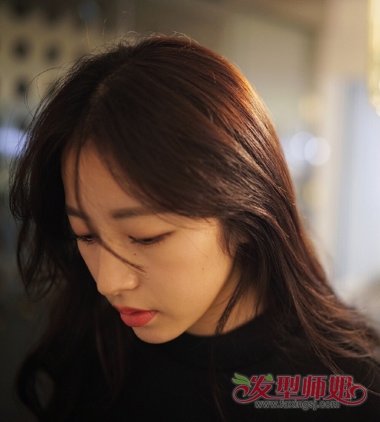 周雨桐最爱无刘海长发 夜拍也要让脸发光