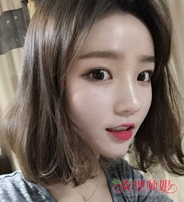 好看的中分内扣发型 女中分棕色发型