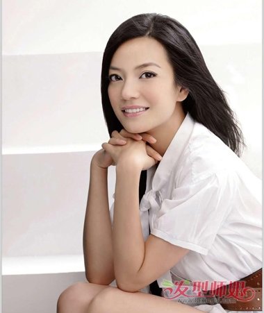 赵薇以中长发现身北影 中分头发型成为了亮点