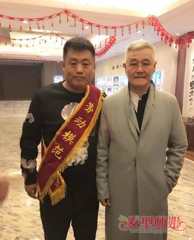 满头银发的赵本山 微卷发打造出气质来