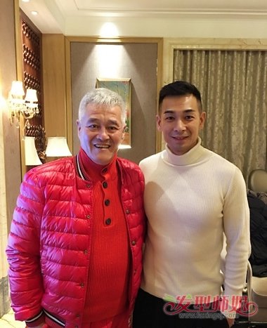 满头银发的赵本山 微卷发打造出气质来