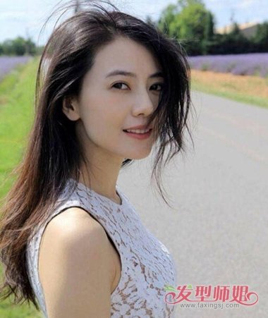街拍女王高圆圆齐肩发写真 笑容是最好的感染力