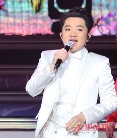 王祖蓝演唱会造型成焦点 是时尚还是夸张