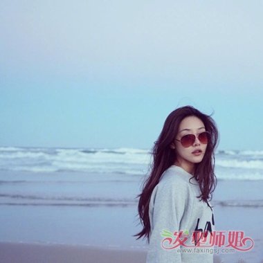 邓家佳海边漫步秒变文艺女神 披肩长发秀出婉约文静