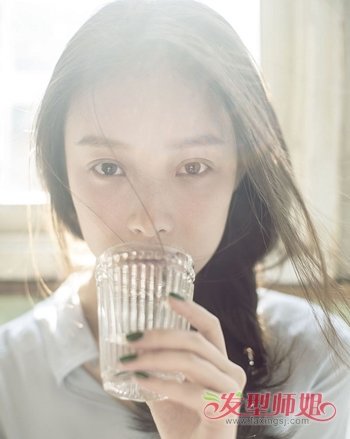 女生头发包住耳朵的发型叫什么 既可以扎起来又能遮耳发型