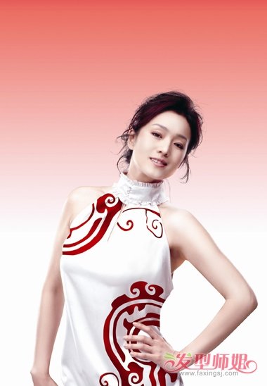 蔡明中长卷发盘发搭复古旗袍 新的造型设计确实挺显年轻