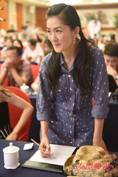 谢娜扎出个性的小辫秀美 让娜姐教你与众不同梳发