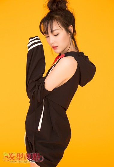 女星何杜鹃梳花苞头变青春少女 走出清爽凉快的发型打造