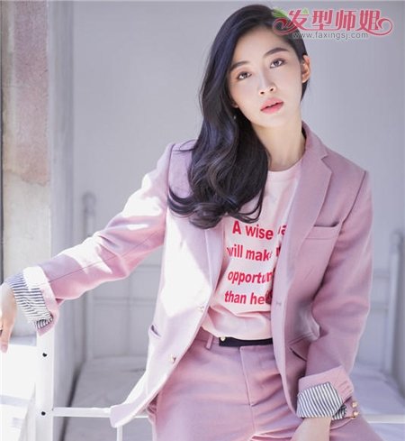 长发+西装张馨予帅气又性感 越来越多的女星选择西装造型