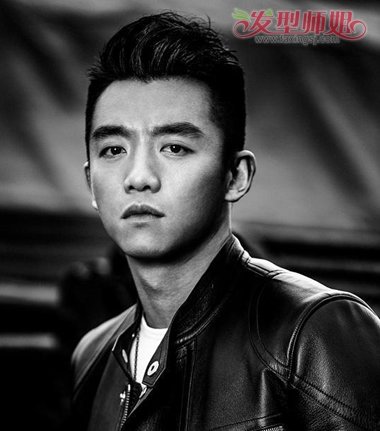 郑恺程晓玥甜蜜亮相男装周 郑恺黑色短烫发发型帅气潮流