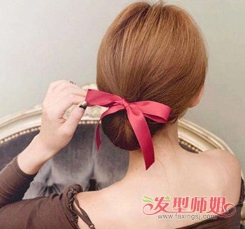 尖的盘发器做什么发型 如何使用盘发器盘出简单的发型
