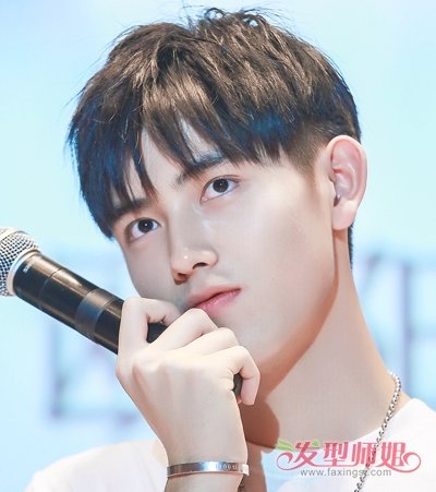 又一位星二代进入娱乐圈 17岁陈飞宇黑色刘海短发造型阳光羞涩