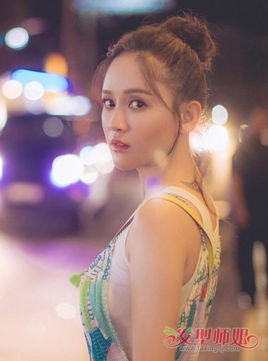 陈乔恩夏日街头写真甜美又俏皮 get陈乔恩同款解暑清凉扎发发型