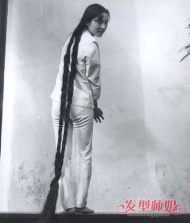 国际长发女戴月琴剪辫子图片 剪长发大辫子专辑