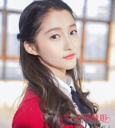 关晓彤机场大展甜美少女力 关晓彤秋季少女长发发型look