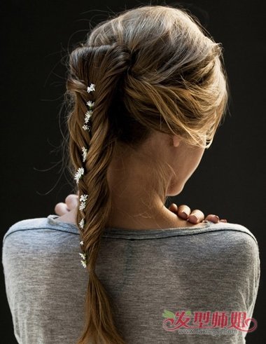 两侧的小辫子怎么编 头的两侧怎么编辫子
