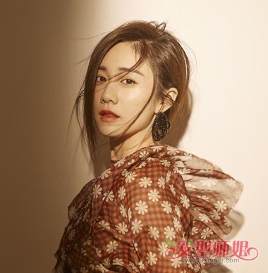 刘芸马尾+毛衣做暖冬甜心少女 刘芸百变时尚扎发发型look