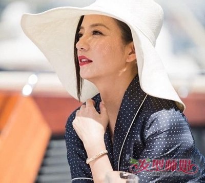 杨恭如沙漠写真长发+长檐帽演绎复古美 女明星示范帽子与发型的正确搭配