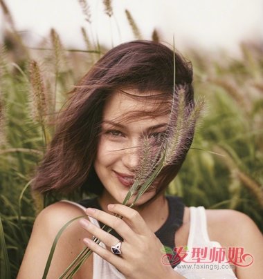 Bella HadidˡƬתͬʱ Bella Hadidٱ䳱쳬ģ