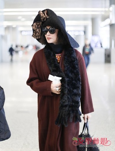 金星超大蝴蝶结礼帽现身机场贵妇范十足 明星示范礼帽与发型的搭配技巧