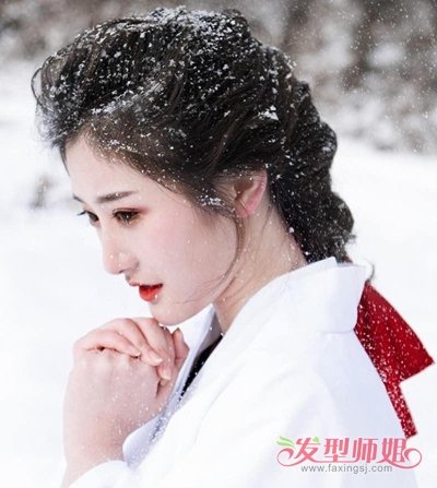 大雪纷飞银装素裹 冬季唯美雪地写真发型look