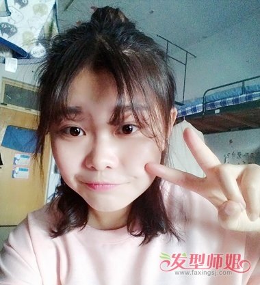 圆脸半丸子头怎么扎 学生头半丸子头扎法