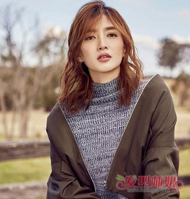 韩国女生二次元卷发发型 很现实的女生二次元的发型