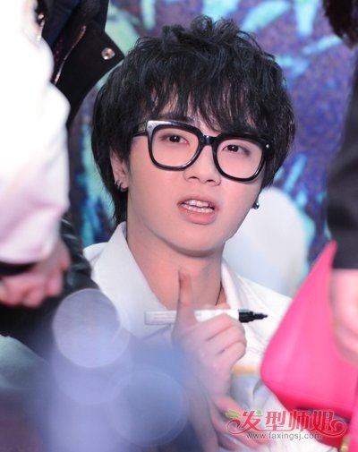 男生锅盖头烫蓬松纹理 中学生锅盖头发型男