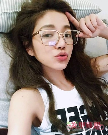 萝卜脸女生长卷发戴眼镜发型打造