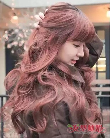 00后小女生染玫瑰金色头发 单眼皮适合微卷发造型吗