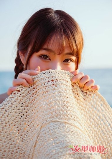 什么编发适合女生海边出游 双麻花辫子搭配头发颜色