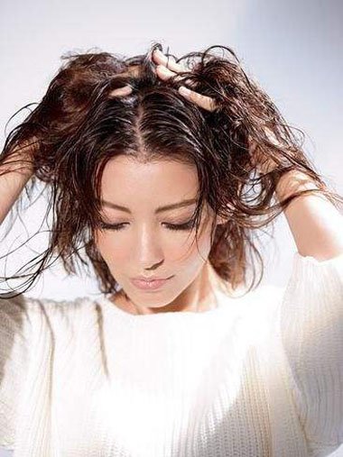 染发后头发干枯毛躁怎么办 外层的头发卷曲毛躁