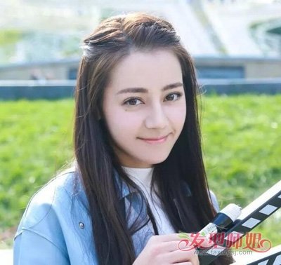发际线高美女披散长发流行吗 直发适用于哪些性格的女生