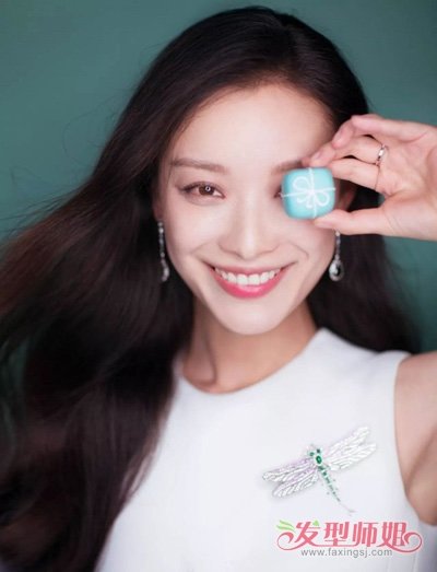 发际线高美女披散长发流行吗 直发适用于哪些性格的女生