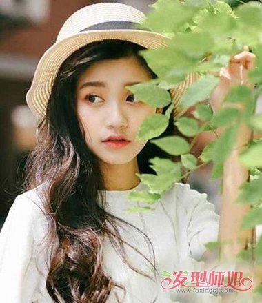 小脸女生披散头发走出风情味 风靡时尚圈的女生偏分卷发