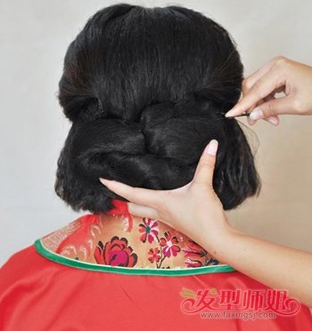 不必长发及腰结婚也能穿秀禾服 短发准新娘秀禾服盘发DIY步骤