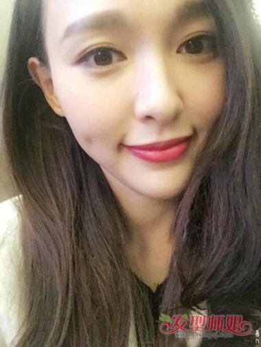 菱形脸女生戴假发修饰脸型的发型 街拍潮流时尚长卷发+烟灰发色