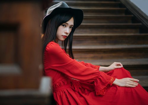 秋天女生梳直发戴这几顶帽子才时髦 头发不用扎轻松凹造型