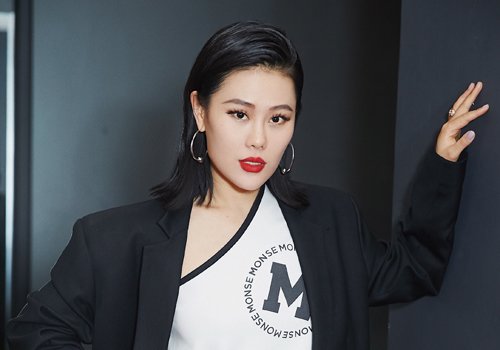 新款女生锁骨发发尾外翘超有线条感 凸出迷人锁骨尽展女人味儿