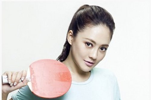 秋季女生必学的时尚扎发造型风 修饰出甜美女神韵味的高辫子