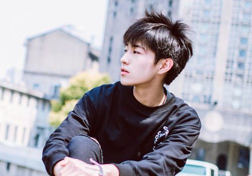 没有校草的脸做个男主角必备发型来弥补吧 潮男都知道显年轻烫发影响有多大