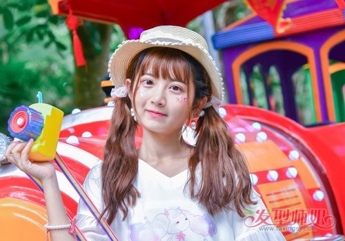 18岁长发女生梳双马尾辫秒变灵动少女 日系软妹双马尾辫扎法分享