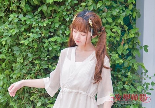 18岁长发女生梳双马尾辫秒变灵动少女 日系软妹双马尾辫扎法分享
