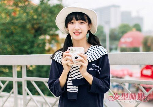 18岁长发女生梳双马尾辫秒变灵动少女 日系软妹双马尾辫扎法分享