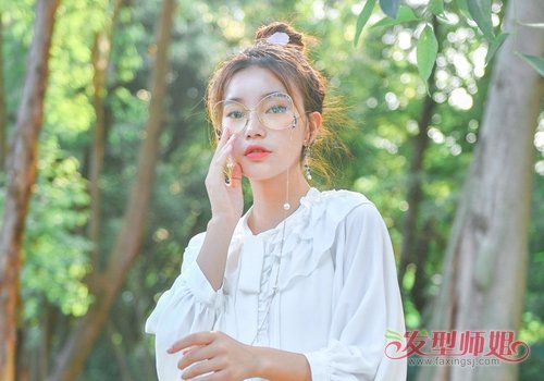 扎发+宽版潮服胖妹妹也能变成纸片人 初冬长发女生显瘦穿搭发型教科书