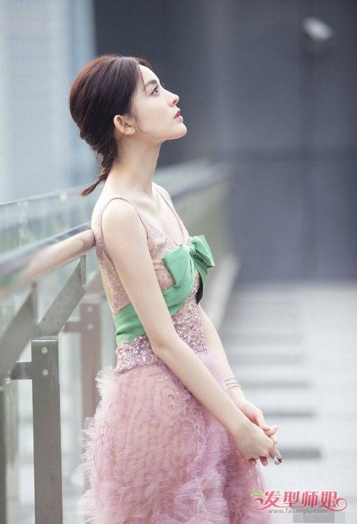 女生扎蓬松小辫子可爱乖巧尽显 保暖过冬更抢镜时尚辫子设计